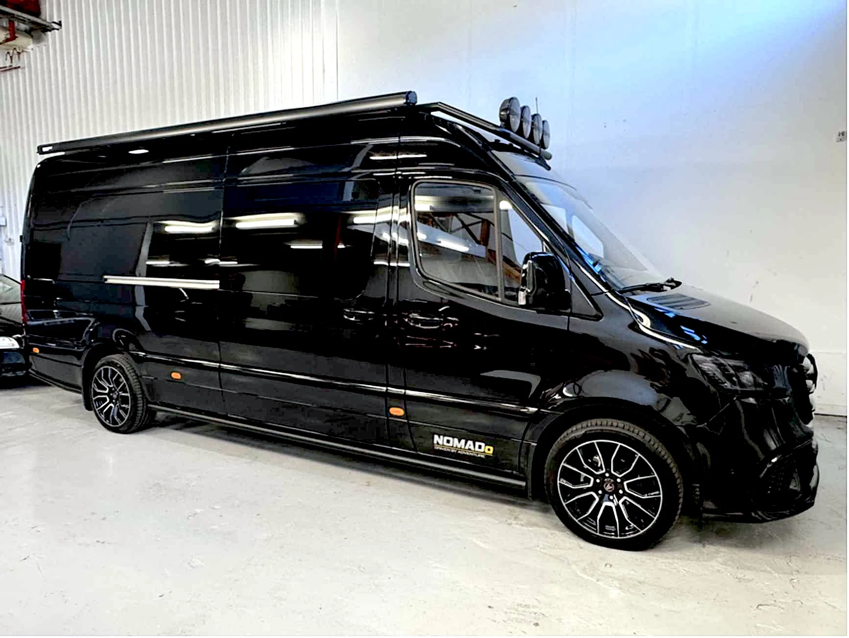 Nomado vans crossbussar byggs på Mercedes Benzbehöver du endast b-kort, välkommen in och se övriga fordon i lager. Vi har även hästlastbilar på plats.