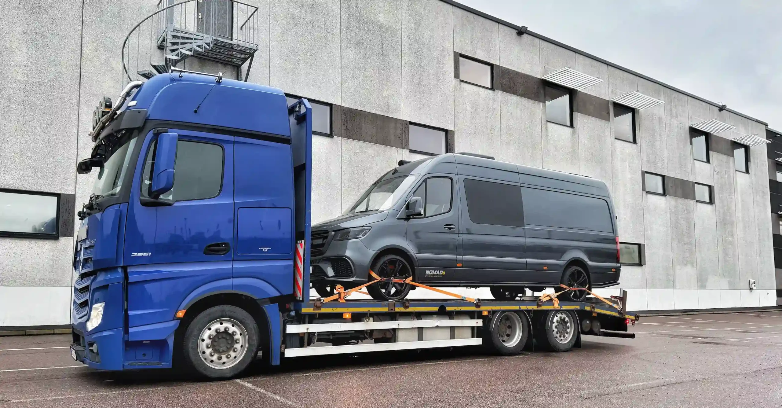 Bärgning med yrkestrafiktillstånd och erbjuder även transporter samt bärgning av hästbussar och crossbussar.